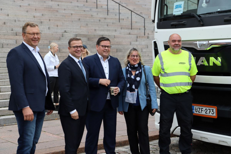 SKALin puheenjohtaja Jani Ylälehto, pääministeri Petteri Orpo, SKALin toimitusjohtaja Anssi Kujala, SKAL Turku ry:n toimitusjohtaja Terhi Laurén ja kuljetusyrittäjä, SKALin jäsen Mika Laurén.