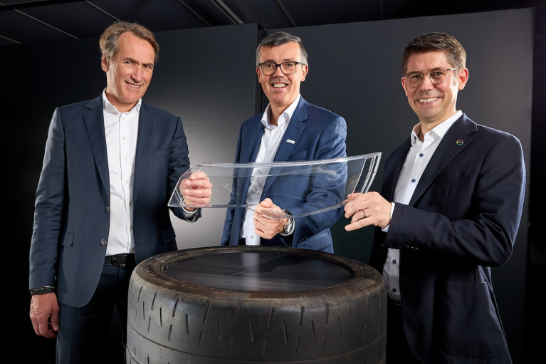 Yhteistyötä kiertotalouden edistämiseksi. Vasemmalta oikealle: Jeroen Verhoeven (Neste), Thomas Van De Velde (Borealis), Guido Naberfeld (Covestro) tähtäävät uusien autonosien valmistamiseen käytöstä poistetuista renkaista. Lähde: Covestro.