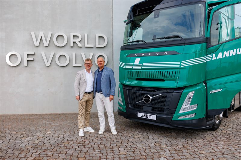 Volvo Trucksin johtaja Roger Alm ja Lannutti Groupin toimitusjohtaja Valter Lannutti.