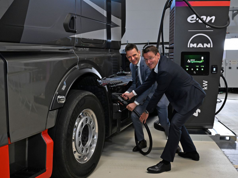 Leonhard Birnbaum, CEO E.ON SE and Alexander Vlaskamp, CEO MAN Truck & Bus SE