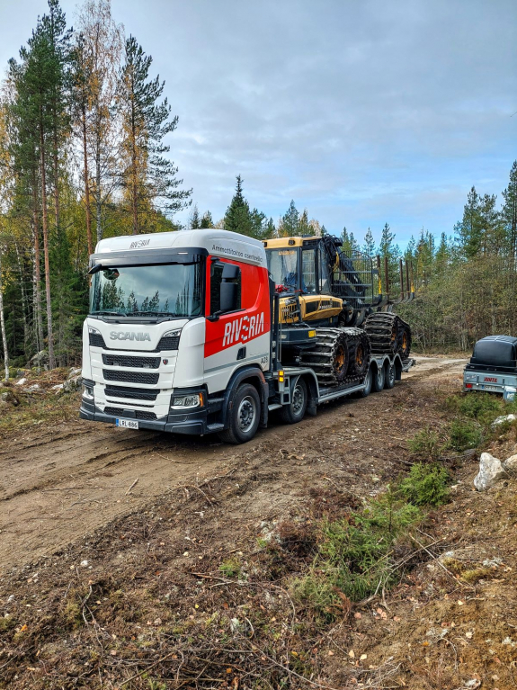 metsäkoneenkuljetusauto Riveria