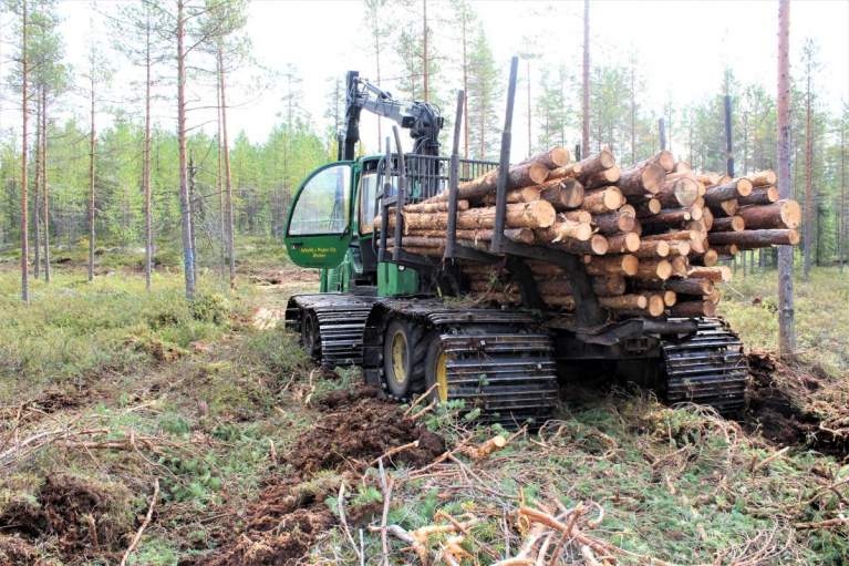 Puunkorjuuta suometsässä, John Deere kuormatraktori, Jykylä & Pojat Oy