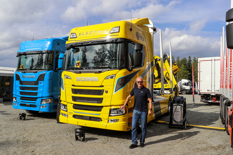 Scania 45R 6x4 sähköpuuauto