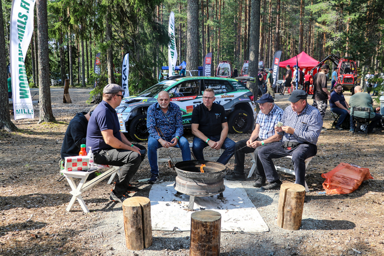 SKAL ry:n nuotiotulien äärellä taltioitiin puunajon historiaa, Smart Visionary Solutions Oy:n seniori pöllö Arto Kärkkäinen haastattelee, juniori pöllö Henri Heiskanen kuvaa. Tarinoita jakamassa Heikki Kananen, Ari Eklund, Pertti Lähivaara ja Sampo Puurunen.