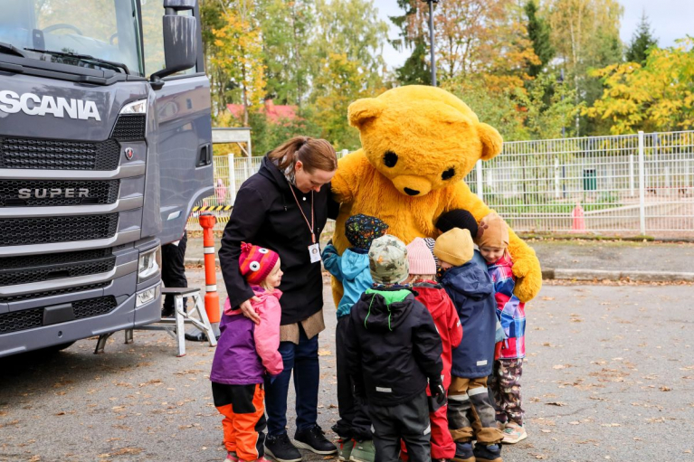 Teemu-nalle, Lastenklinikoiden Kummit ry, Scania kuorma-auto