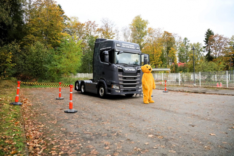 Teemu-nalle, Lastenklinikoiden Kummit ry, Scania kuorma-auto