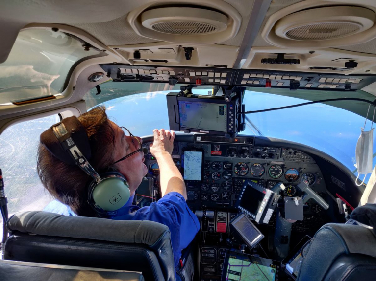Maanmittauslaitoksen ilmakuvausten lentäjä työssään