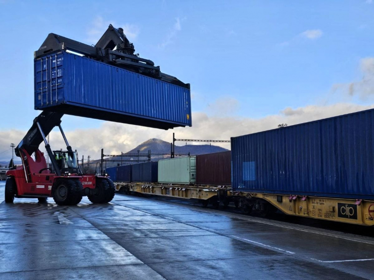 konttien lastausta Mlada Bolislavissa