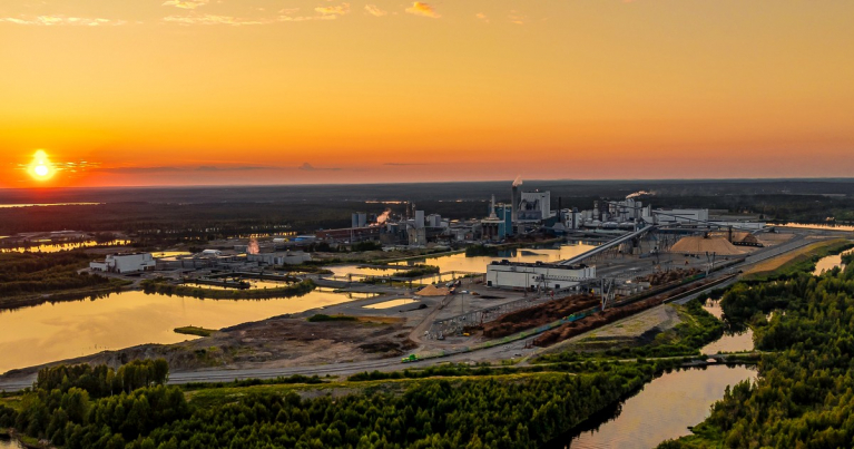 Metsä Groupin Kemin biotuotetehdas auringonlaskussa
