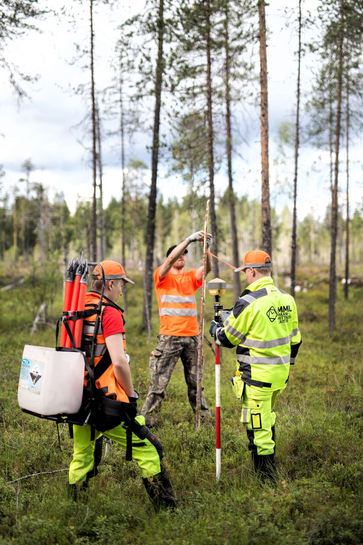 Maanmittarit maastotyössä Kalevalapuistossa Suomussalmella