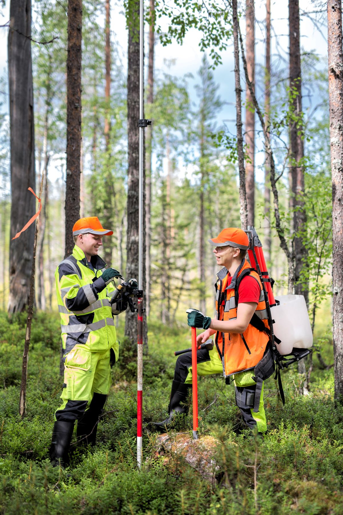 Maanmittarit maastotyössä Kalevalapuistossa Suomussalmella