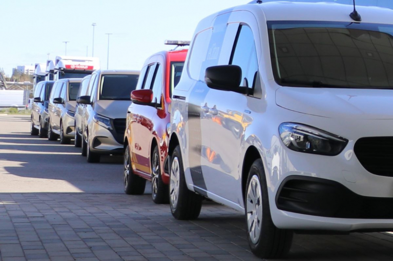 pakettiautoja jonossa