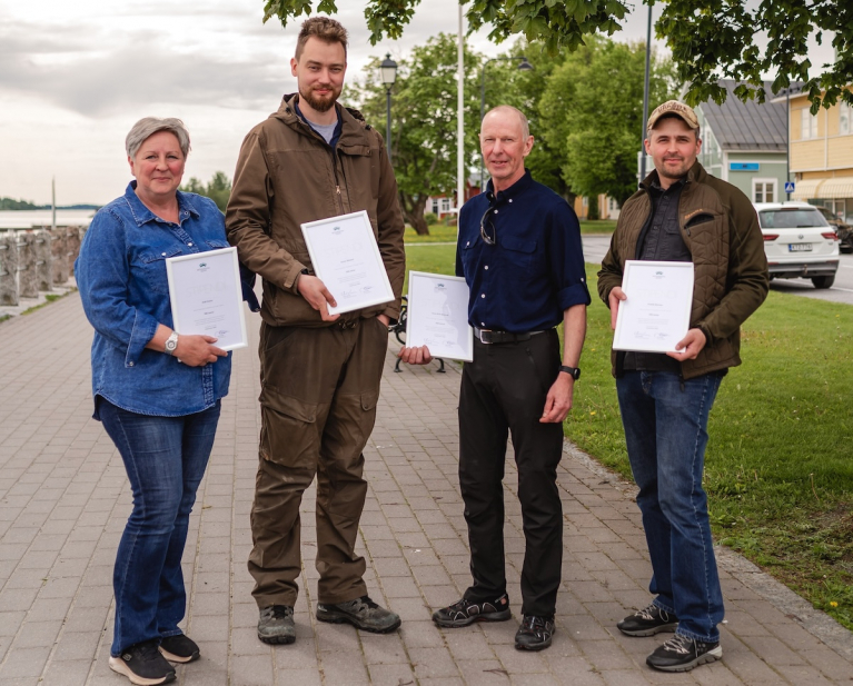Metsänhoitoyhdistys Österbotten ry:n larsmolaiselle metsuri Hans-Erik Björnvikille, mustasaarelaiselle metsuri Fredrik Burmanille, mustasaarelaiselle konttoripäällikkö Anki Svennille ja kristiinankaupunkilaiselle metsäneuvoja Victor Åstrandille on myönnetty Metsämiesten Säätiön ”Työyhteisön hyvä tyyppi” -stipendit.