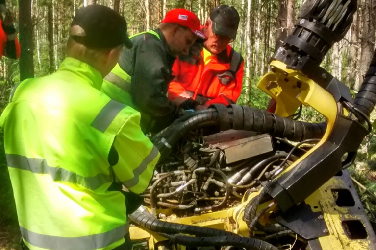 harvesterikouraa huoltamassa