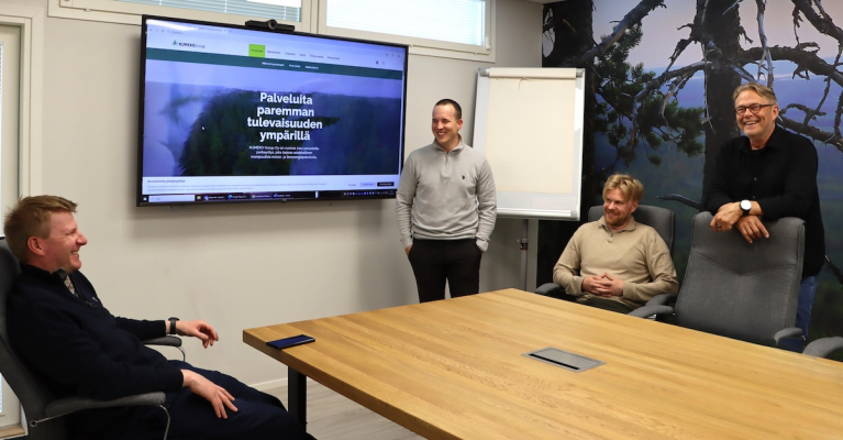 Kumeko Group hallitus, Mikko-Joonas Kuuminainen, Jesse Kuuminainen ja Teijo Virtanen sekä tuore toimitusjohtaja Jussi Virtanen.