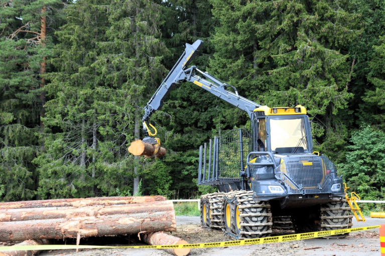 Ponsse kuormatraktori