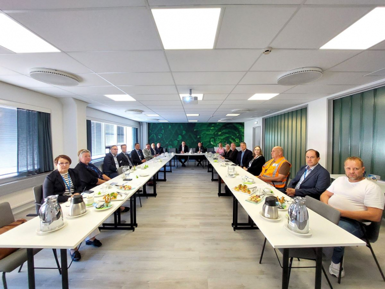 Työ- ja elinkeinoministeriön, Lohjan kaupungin, Luksian, ELY-keskuksen ja Sappin edustajat kokoontuivat Kirkniemen tehtaalla keskustelemaan muutosneuvotteluiden seurauksista ja toimenpiteistä