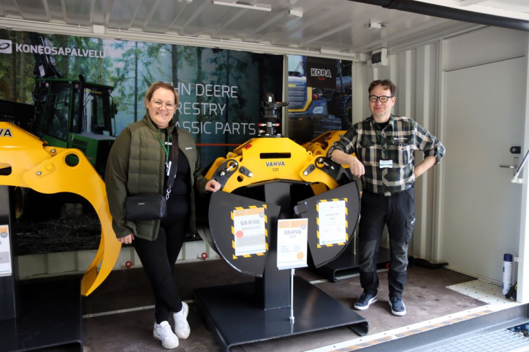 Koneosapalvelun vahva-kahmari, Kirsi Patama-Huikuri ja Marko Aliranta