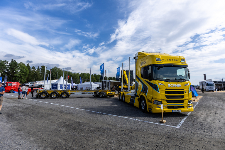 Scania sähköpuutavarayhdistelmä