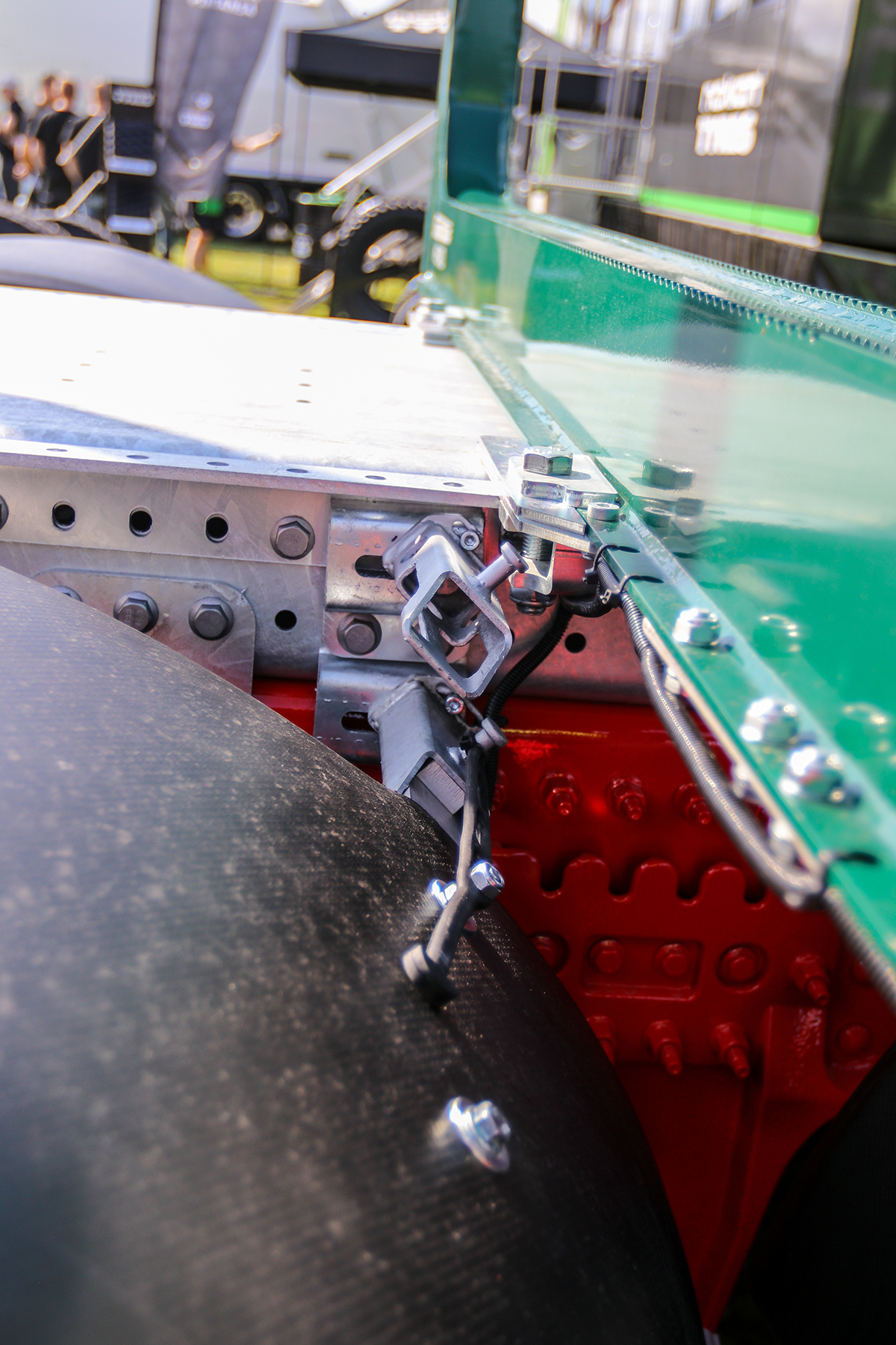 lokasuojan kiinnitys