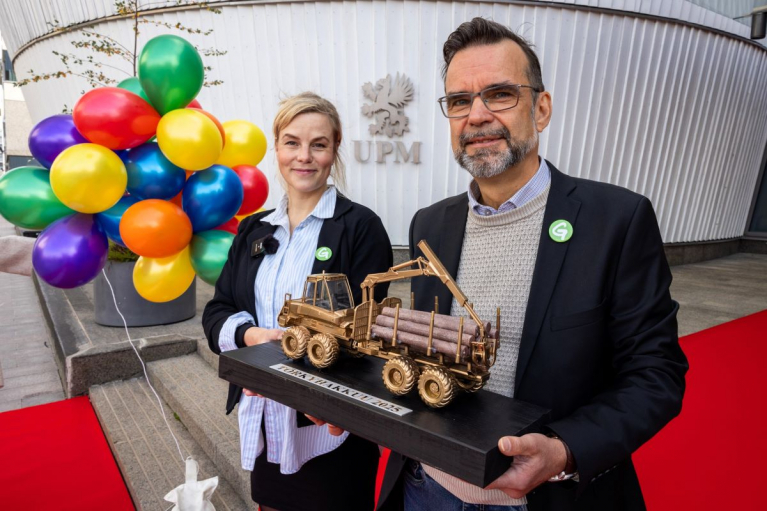 Greenpeacen aktivisti Nadja Uusiperhe ja apulaismaajohtaja Juha Aromaa luovuttamassa Törkyhakkuu 2025 -tunnustusta UPM:n pääkonttorilla.