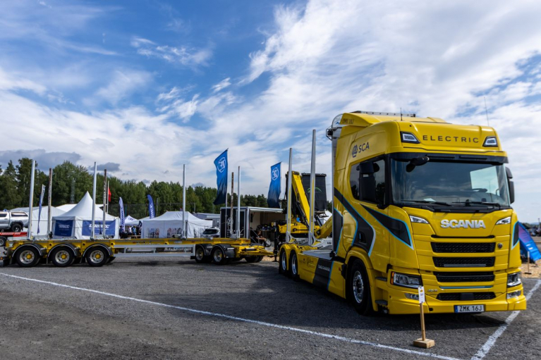 Rolf Lövgren Åkeri & Entreprenad Ab:n Scania 45R 6×4