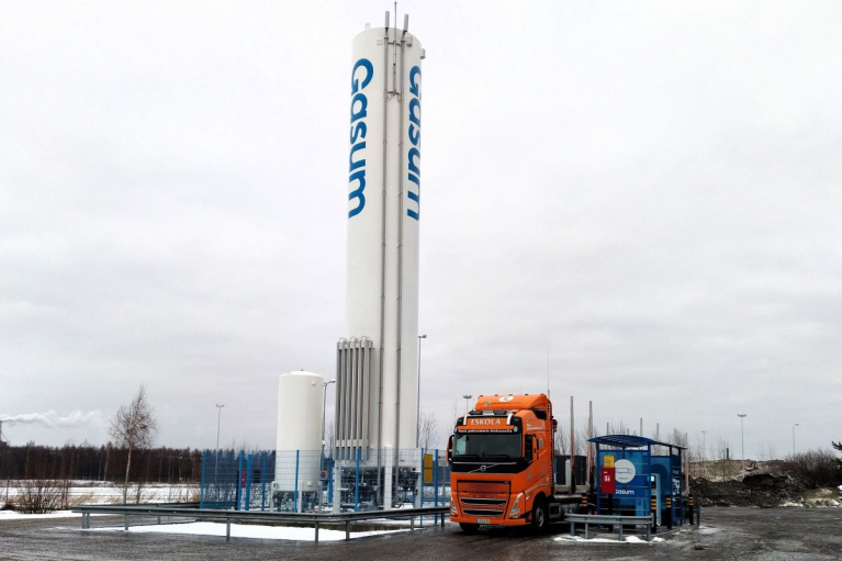Kuljetusliike Eskolan kaasupuuauto Gasumin tankkausasemalla
