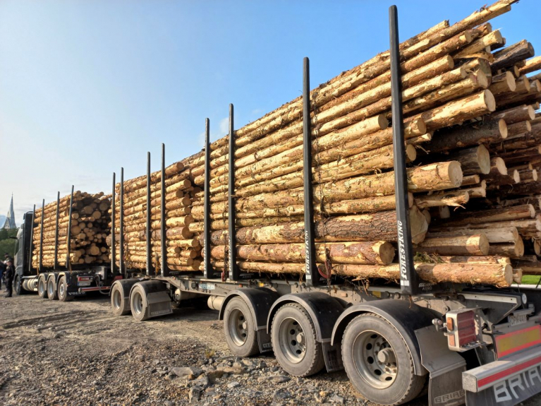 Kuljetusliike Kilpi Oy:n LBG-puutavarayhdistelmä