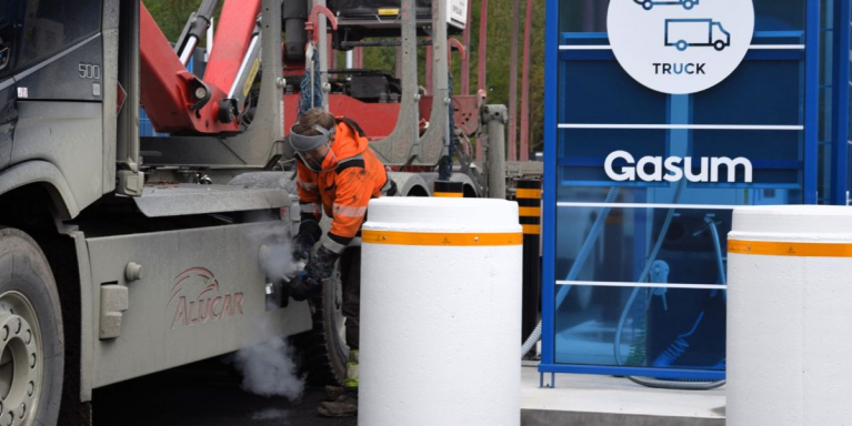 Paavo Suorsa Gasumin kaasutankkausasemalla