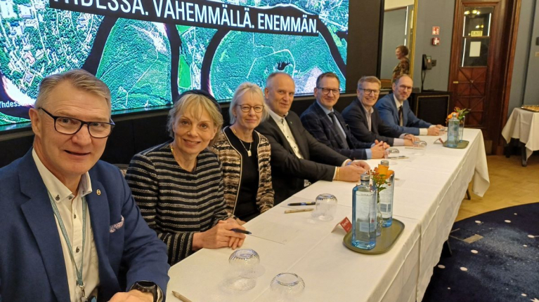 Yhdeksän valtion organisaation pääjohtajaa allekirjoitti sopimuksen kansallisen ilmakuvaamisen ja laserkeilauksen jatkosta. Kuvassa vasemmalta oikealle Pasi Patrikainen (Maanmittauslaitos), Johanna Buchert (Luonnonvarakeskus), Leena Räsänen (Ruokavirasto), Juha Niemelä (Metsähallitus), Leif Schulman (Suomen ympäristökeskus), Kimmo Tiilikainen (Geologian tutkimuskeskus) ja Ari Eini (Suomen metsäkeskus).