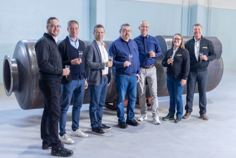 JTK Power luovutti Wärtsilälle maailman ensimmäisen vähähiilisen vaimentimen. Kuvassa Iisakki Ala-Kauppila (JTK Power), Mikko Kangasniemi ja Tomi Hämäläinen (Wärtsilä), Erkki Krankkala ja Timo Risku (SSAB) sekä Tea Hartikainen ja Robert Ollus (JTK Power).