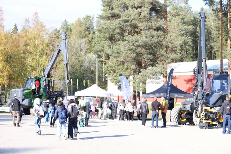 Suomi elää metsästä