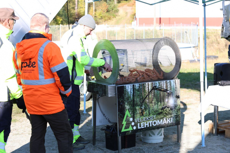 Veljekset Lehtomäen makkarat keräsivät koululaisia jonoksi asti.