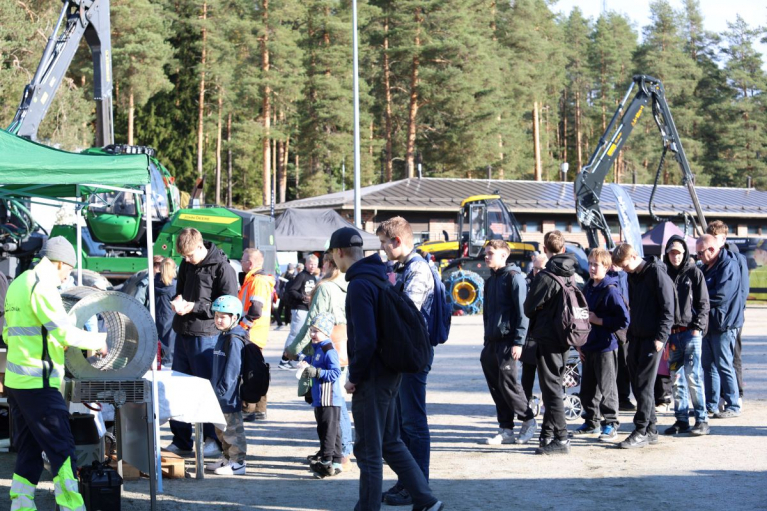 Veljekset Lehtomäen makkarat keräsivät koululaisia jonoksi asti.