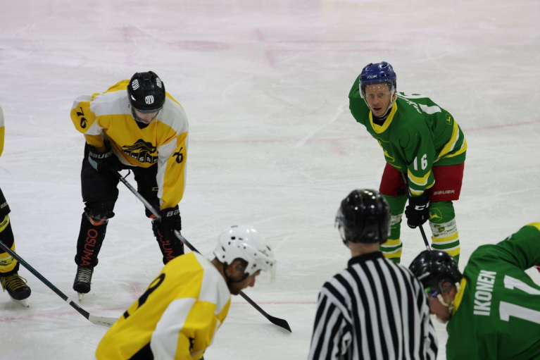 Ponsse ja John Deere jääkiekko-ottelu