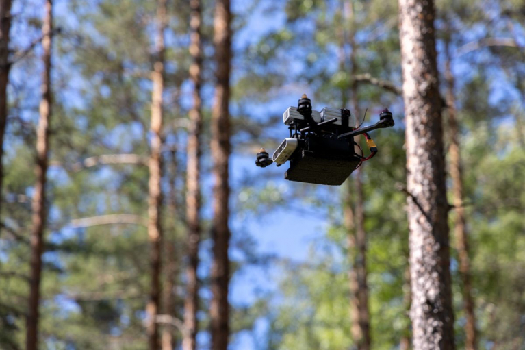 Maanmittauslaitoksen Paikkatietokeskuksen kehittämä metsän sisällä lentävä drooni