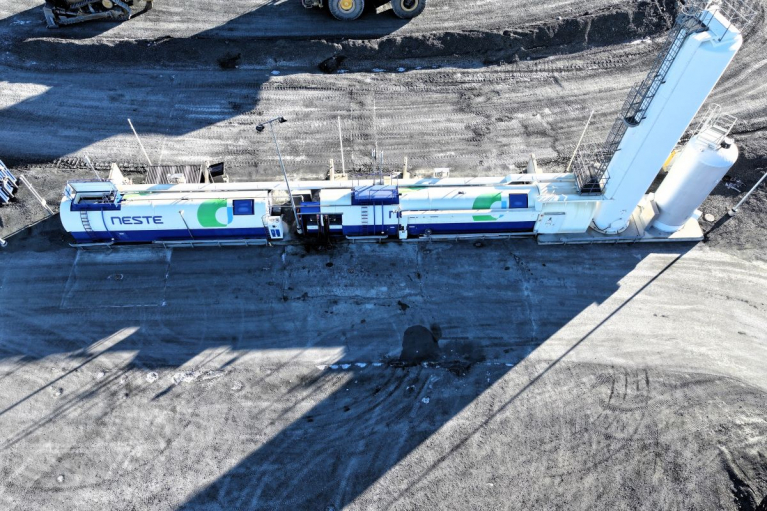 Nesteen polttoainesäiliöt Boliden Kevitsan monimetallikaivoksella.