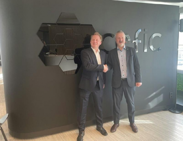 Harald Dialer, UPM Biorefining -liiketoimintayksikön johtaja ja teknologiajohtaja, ja Marco Mensink, Ceficin pääjohtaja, kättelevät Brysselissä.