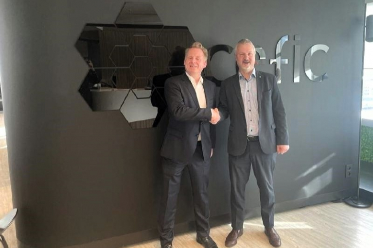 Handshake in Brussels between Harald Dialer, Executive Vice President UPM Biorefining & Technology, and Marco Mensink, Director General of Cefic.