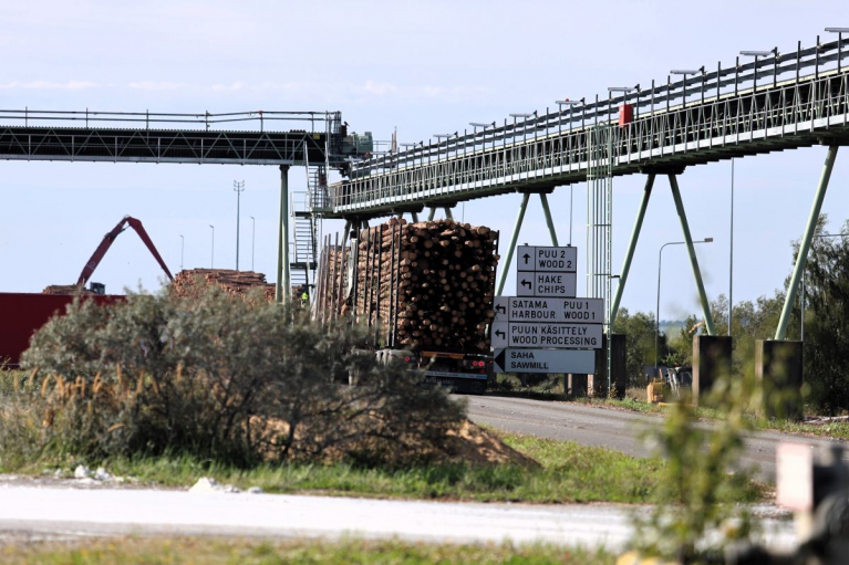 puutavara-auto Metsä Groupin tehtaalla
