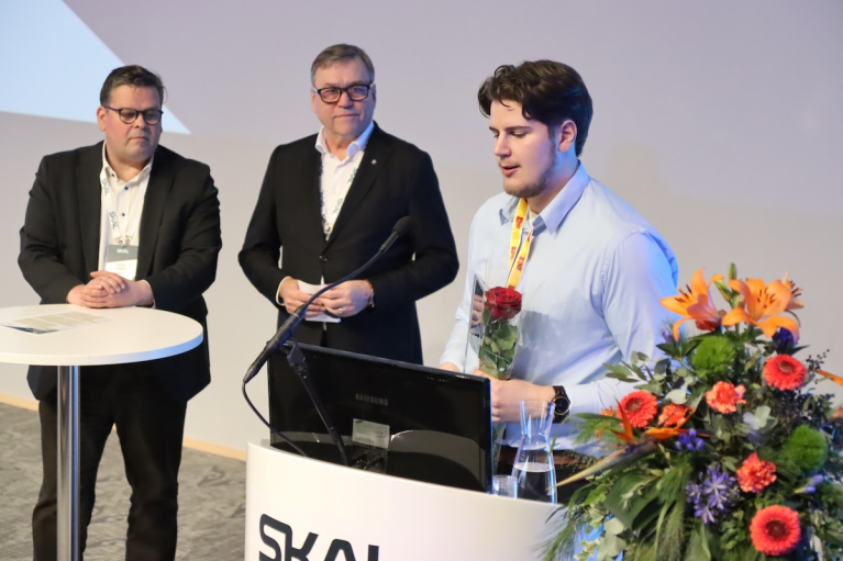 SKALin 70-vuotisjuhlasäätiö myönsi 1 000 euron logistiikkastipendin Teemu Tähtiselle tunnustuksena ansiokkaasta opinnäytetyöstä, joka edistää kestävän logistiikan kehitystä.