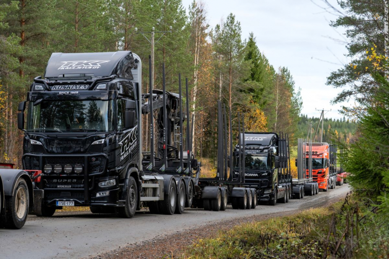 FK-Kuljetuksen Scaniat jonossa