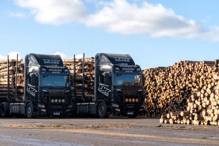 FK-Kuljetuksen Scaniat puutavaraterminaalissa