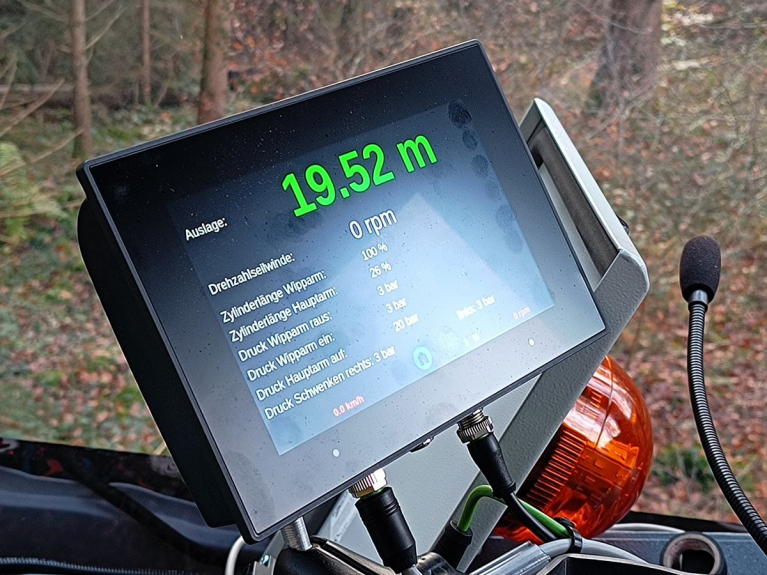 Screen in the cabin of the feller-forwarder informing about the present boom reach.
