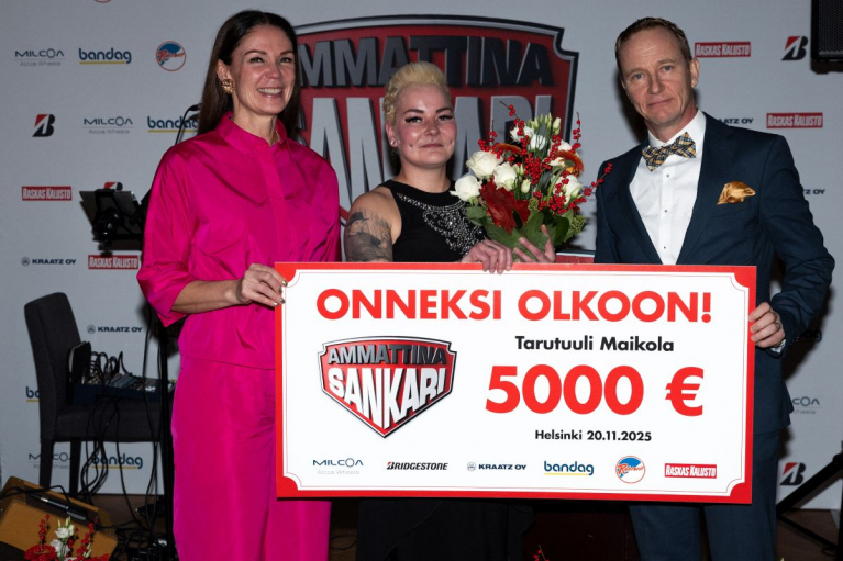 Vuoden 2025 sankarikuljettaja on Tarutuuli Maikola. Palkinnon luovuttivat liikenne- ja viestintäministeri Lulu Ranne sekä Bridgestone Finlandin Jussi Huhta.