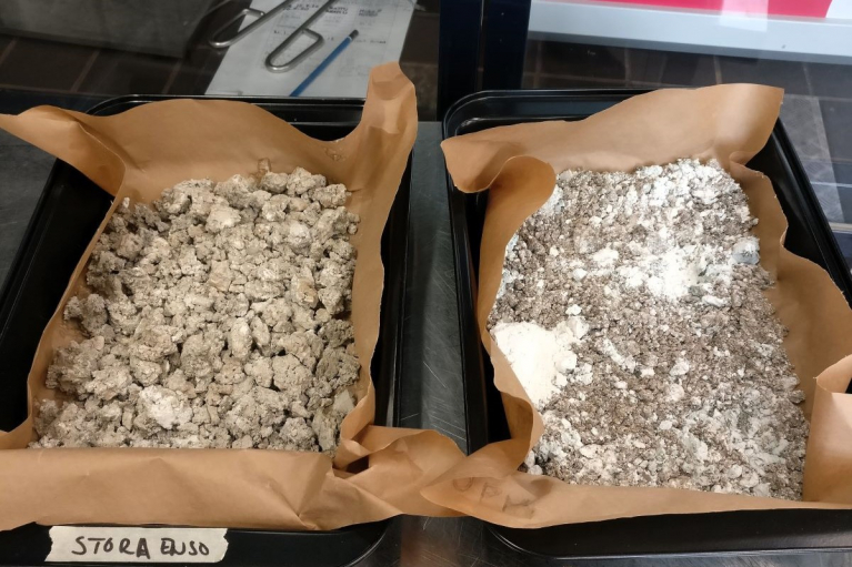 Vasemmalta Stora Enson ja vieressä UPM:n sakkamateriaalit kuivauksen jälkeen.