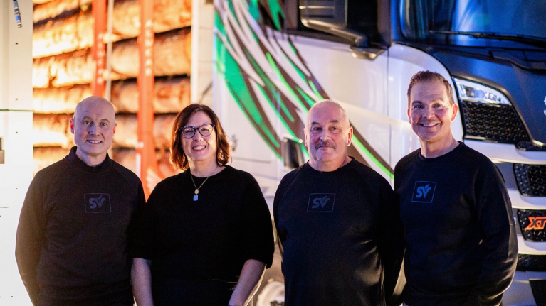 Jani Varis, Henna Wickström, Pekka Valjakka ja Ville Varis uuden Scania-palvelukeskuksen avajaisissa.