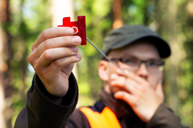Metsähallituksen työntekijä tekee mittausta