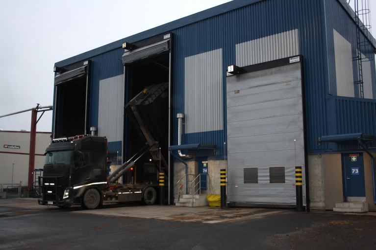 Hakeauton yhtä vaihtolavaa ollaan purkamassa ESE-Energian Pursialan voimalaitoksella Mikkelissä.