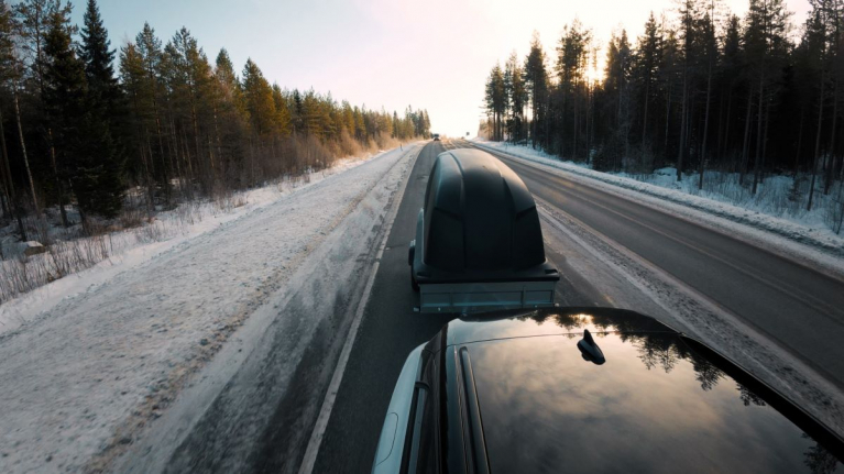 peräkärry auton perässä